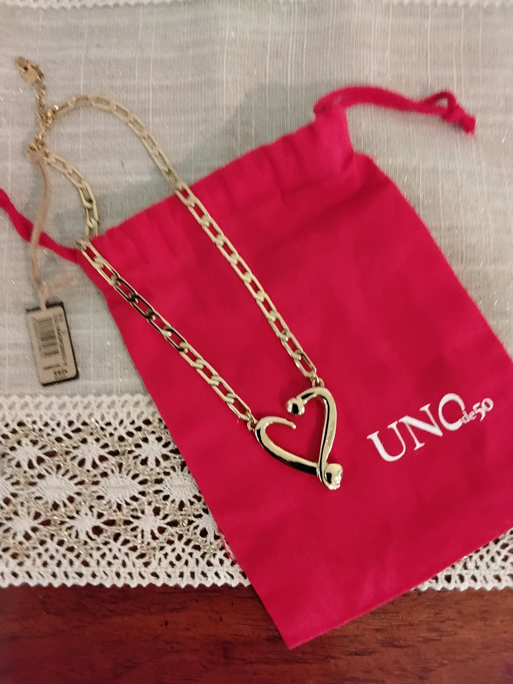 Beautiful UNO de 50 Gold Heart Pendant Necklace - Gold - Picture 5 of 7
